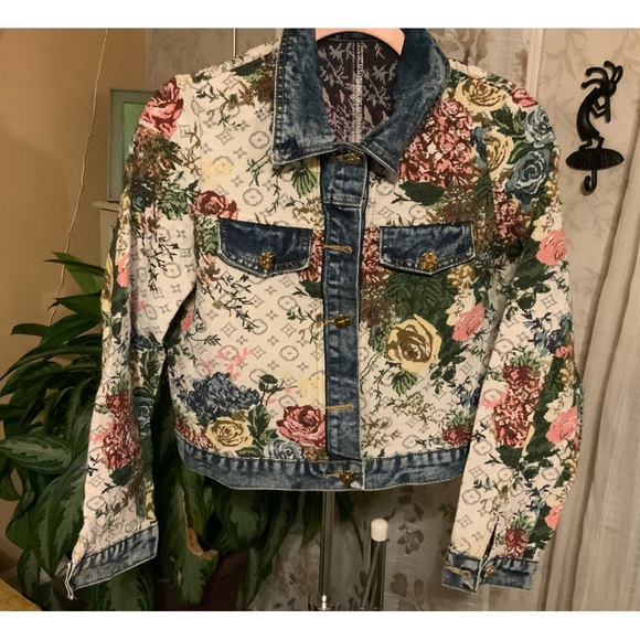 Jackets & Blazers - EUC Women’s unique denim and tapestry button down two pocket jacket.